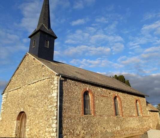Familiendrama in Fresney: Bürgermeister von eigenem Sohn getötet Église_Saint-Pierre_de_Fresney_2