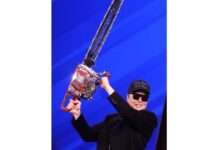 Elon Musk und das DOGE-Desaster: Wie ein radikaler Reformversuch die US-Verwaltung ins Chaos stürzte Elon_Musk_Kettensäge_Wikipedia