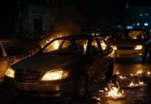 Calvi in Flammen – Brandanschläge erschüttern Korsikas Touristenhochburg Feuer_Autos_brennen_Brandstiftung_Illustration