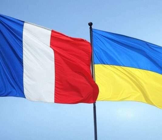 Frankreichs Parlament diskutiert über verstärkte Ukraine-Hilfe – Streit um russische Vermögen Frankreich_Ukraine_Flaggen_Illustration