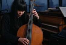 Victoires de la musique classique 2025: Ein Abend im Zeichen der Musikerinnen Frau-spielt-Kontrabass_Illustration