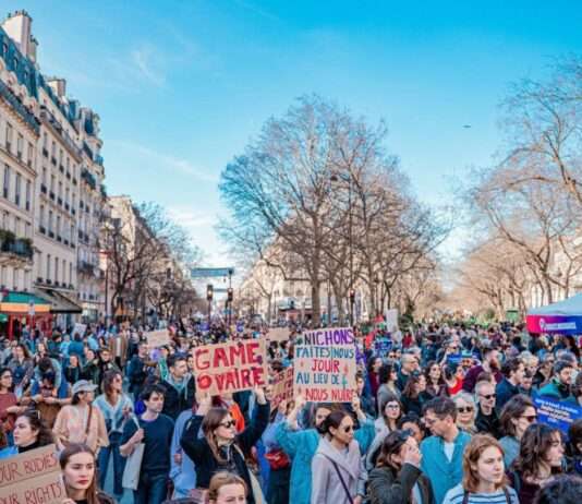 8. März: Zehntausende demonstrieren in Frankreich für Gleichberechtigung Frauenrechte_Demonstration_Paris_ScreenX