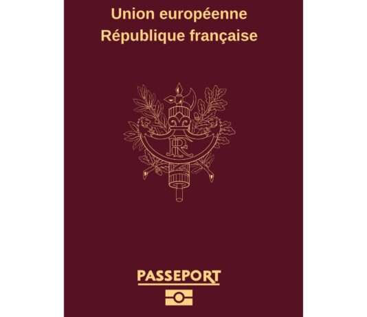 Französische Staatsbürgerschaft: So gelingt der Weg zum Pass der Grande Nation French_Passport_Cover_Wiki