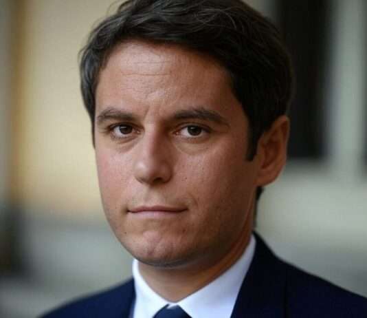 Frankreichs neuer Laizismus-Kurs: Kopftuchverbot für Mädchen unter 15 Gabriel_Attal_Illustration