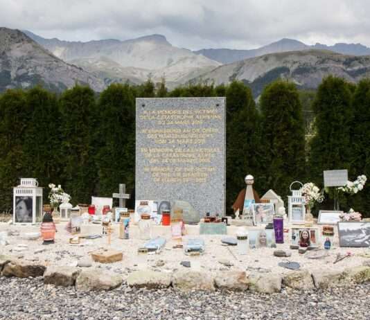 Zehn Jahre danach: Germanwings 9525 – Wunde, Warnung, Wandel Gedenkstätte_in_Le_Vernet_für_die_Absturz-Opfer_des_Germanwing-Fluges_4U_9525-9525_-_8322
