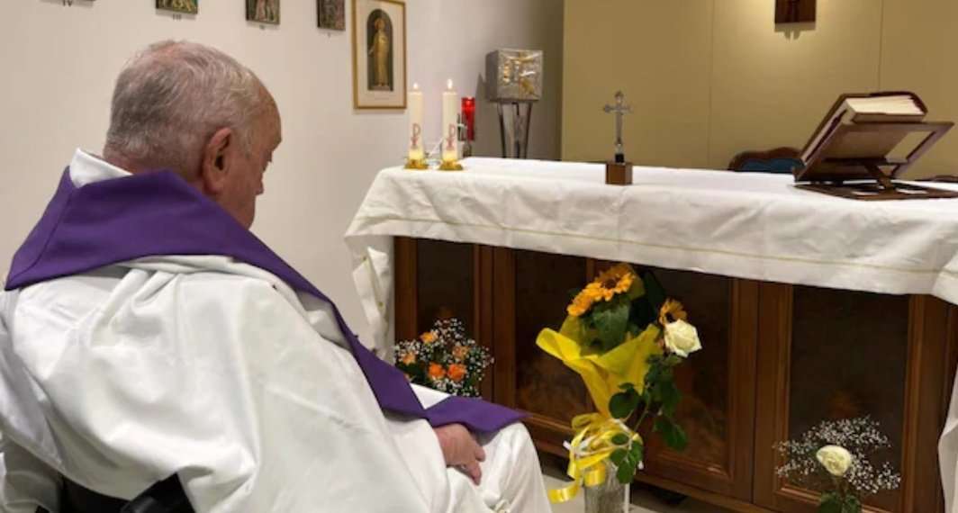 Erste Aufnahme von Papst Franziskus nach seiner Krankenhauseinweisung veröffentlicht