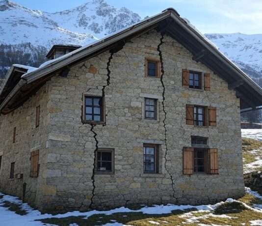 Häuser mit Rissen: Die verzweifelte Lage der Bewohner in Aix-les-Bains Haus_Alpen_Risse_Illustration