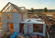 Savoie: Albtraum statt Eigenheim – dutzende Bauherren warten seit Jahren auf ihr Zuhause Haus_Neubau_Rohbau_Illustration