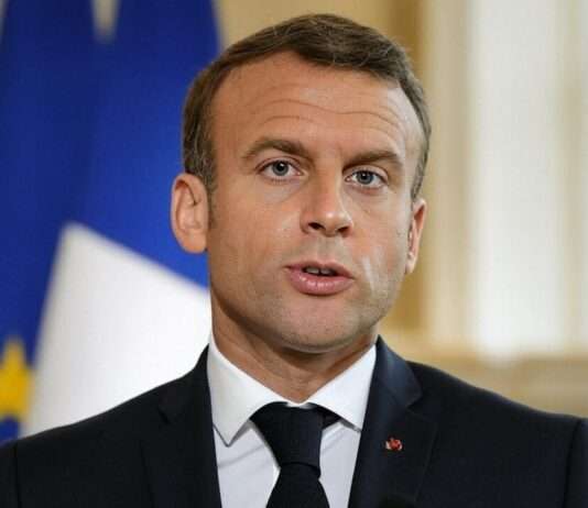 Macron droht Israel mit Sanktionen – Ein diplomatischer Paukenschlag aus Singapur Macron_TV-Ansprache_Illustration