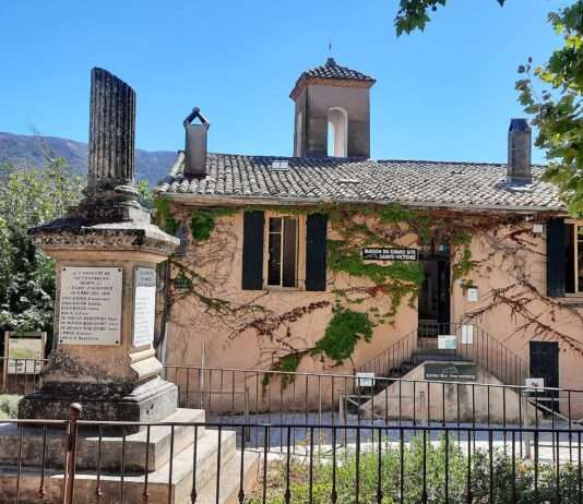 Ein perfekter Tag im Hinterland von Aix-en-Provence Maison_du_Grand_Site_Sainte-Victoire_à_Vauvenaurgues