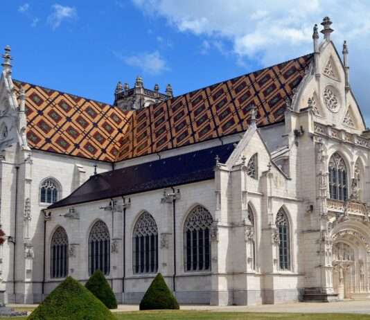 Das Monastère Royal de Brou – Ein Meisterwerk der Gotik in Bourg-en-Bresse Monastère_royal_de_Brou_(église)_(1)