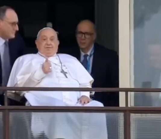 Zurück im Vatikan: Papst Franziskus nach schwerer Lungenentzündung wieder daheim Papst_Balkon_Klinik_ScreenX