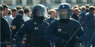 Marseille und die Wunde, die nicht heilt – sieben Jahre nach dem Angriff auf Angelina steht ein Polizist vor den Richter Polizei_Gewalt_Demonstration_Illustration