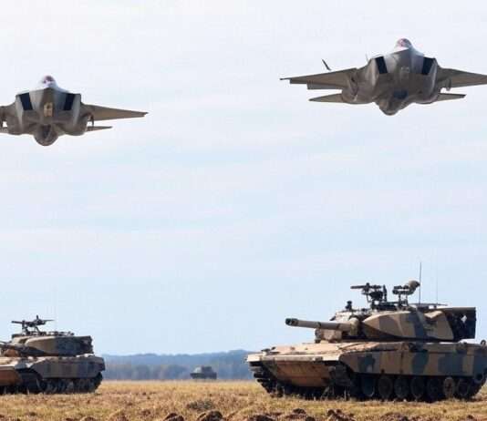 Europas Abhängigkeit von US-Rüstungsgütern: Ein strategisches Dilemma US_Kriegswaffen_Illustration