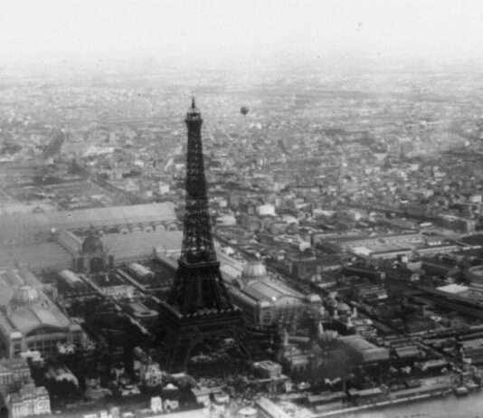 Eiffelturm: Vom umstrittenen Eisenkoloss zur ewigen Ikone Vue_aérienne,_depuis_un_ballon,_de_l'exposition_universelle_de_1889_par_Alphonse_Liébert_3b40741