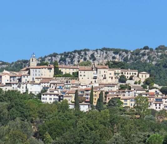 Wenn Poesie brodelt: „Châteauneuf en Poésie“ – ein Festival zwischen Feuer und Versen Châteauneuf-Grasse