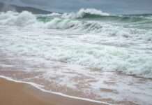 Wenn das Meer zur Falle wird – Tragödie an der Küste von Palavas-les-Flots Zyklon_Wellen_Strand_Illustration