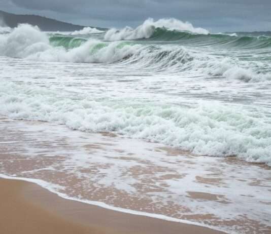 Zyklon „Alfred“ wütet in Australien – Stromausfälle, Monsterwellen und Chaos Zyklon_Wellen_Strand_Illustration