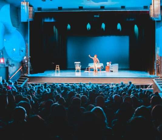 Kultur unter Druck: Fast jede zweite Gebietskörperschaft Frankreichs kürzt ihr Kulturbudget Theater