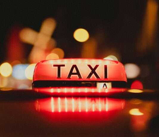 Auch heute wieder: Frankreich im Schneckentempo -Taxifahrer legen das Land lahm Taxi_Illustration