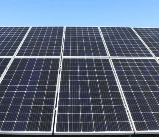 Grüne Energie zum Vorzugspreis: Wie eine Firma in Frankreich ihre Solarenergie mit den Mitarbeitenden teilt Solar_Panels_Anlage