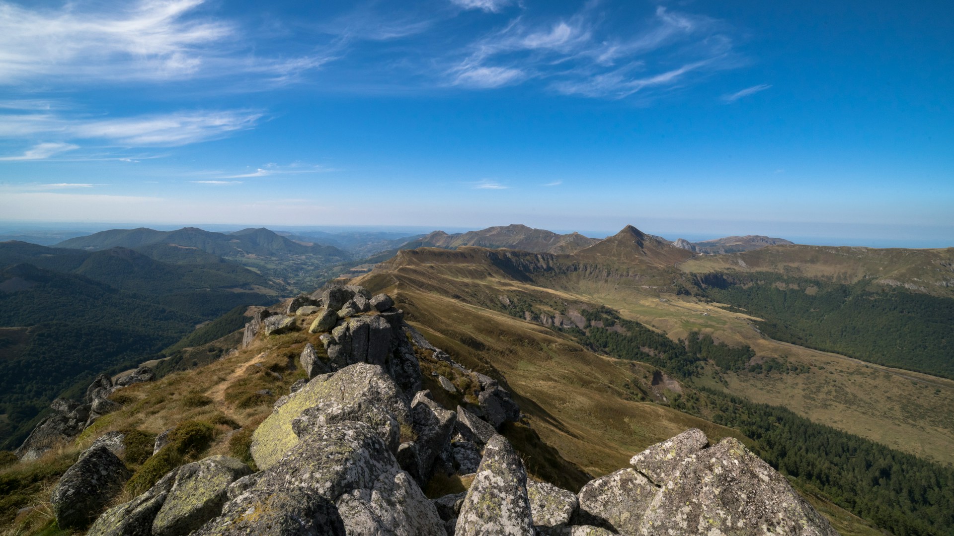 Cantal: Zwischen Vulkankratern, Käsekunst und Burgenzauber