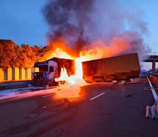 29. April: Großbrand auf der A7 – Lkw mit Farbe fängt Feuer A7_LKW_Brand_ScreenX