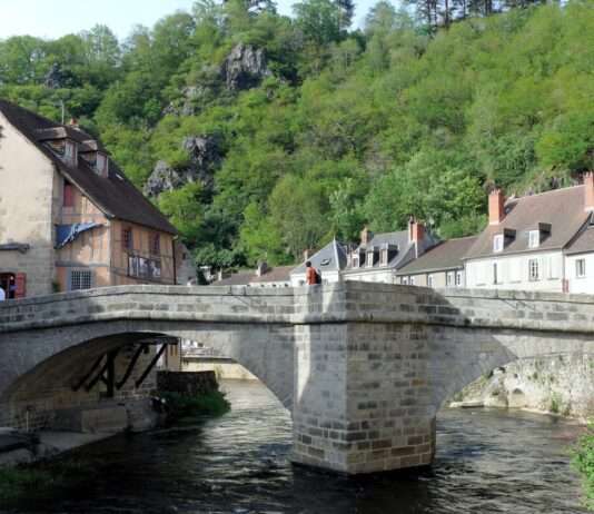 Zwischen Wollfäden und Weltkunst: Ein Besuch in Aubusson Aubusson_-_Pont_de_la_Terrade_Wikipedia