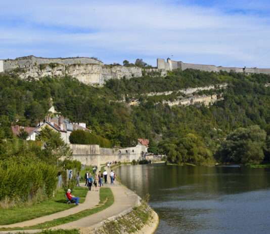 Besançon erleben – Ein Spaziergang durch Geschichte, Kultur und Genuss Besançon,_le_Doubs_et_la_citadelle