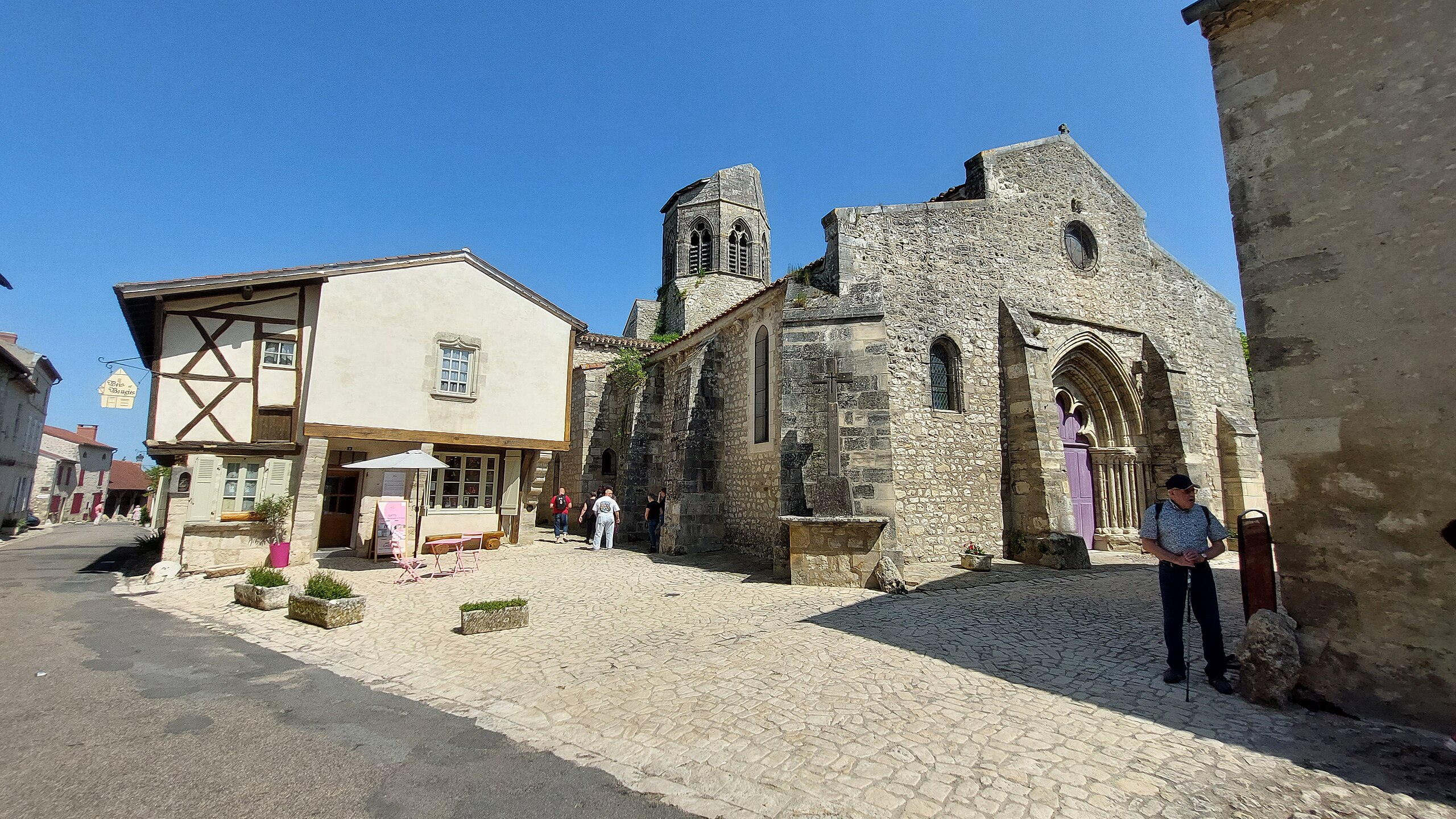 Charroux und seine Moutarde: Ein Dorf, ein Geschmack, eine Geschichte