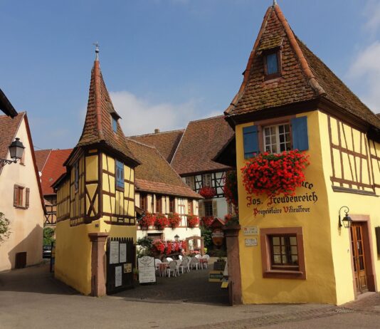 Ostern im Elsass – Wenn Fachwerk und Frühlingsduft verschmelzen Eguisheim_CourUnterlinden_3a