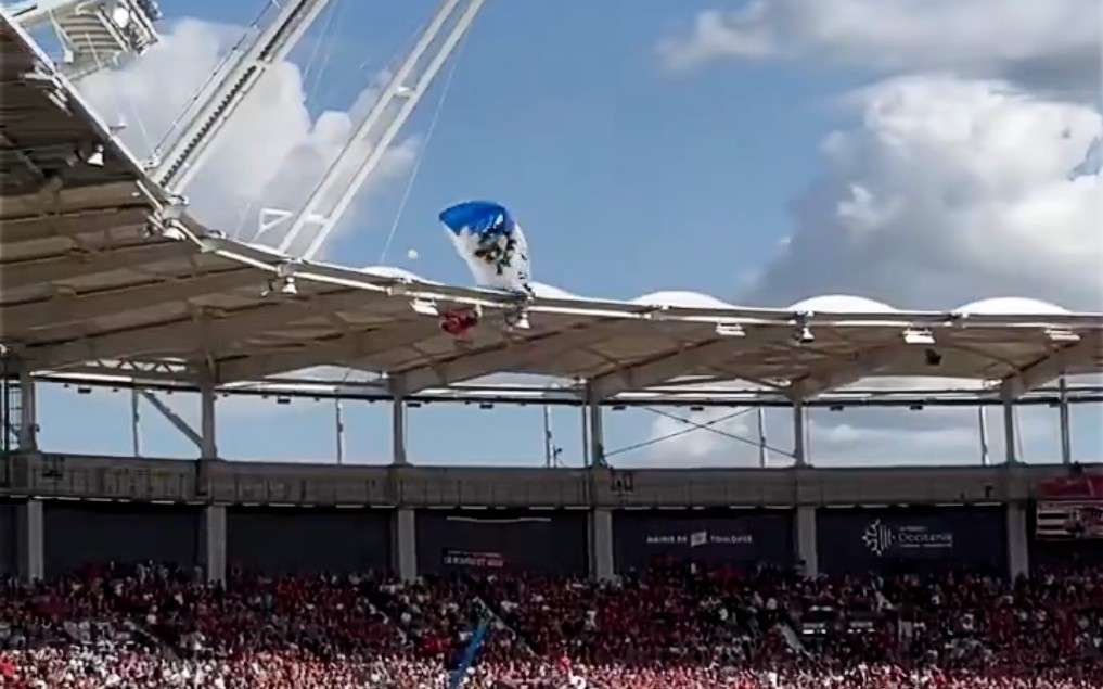 Spektakel mit Zwischenfall: Fallschirmsprung beim Rugbyspiel endet im Stadiondach