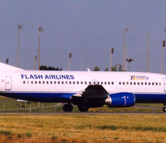 Justiz nach 21 Jahren: Der Flugzeugabsturz von Scharm el-Scheich kommt endlich vor Gericht Flash_Airlines_Boeing_737-3Q8_SU-ZCD_retouched
