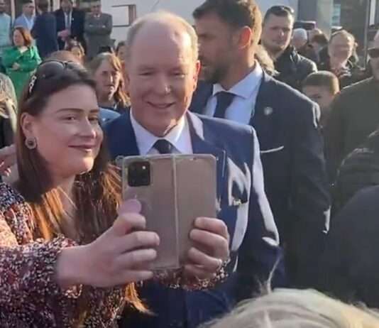 Ein königliches Familienerlebnis: Die Grimaldis auf den Spuren ihrer Vorfahren in der Bretagne und Normandie Fürst_Albert-II_Moyon_Village_ScreenX