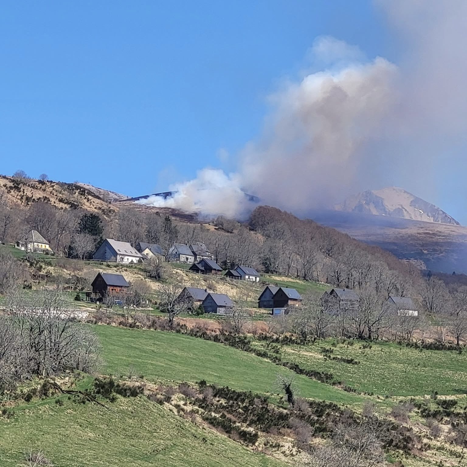 Flammen im Naturparadies – Großbrand im Sancy-Massiv erschüttert Zentralfrankreich