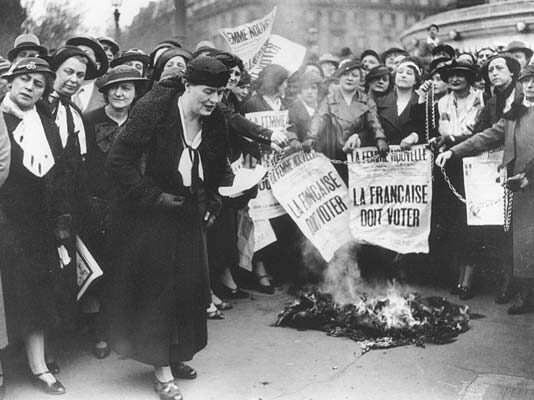 80 Jahre Frauenwahlrecht in Frankreich: Ein langer Weg voller Mut und Hoffnung Louise_Weiss_Suffragetten