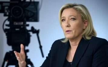 Zwischen Zapfsäule und politischem Kalkül: Marine Le Pen und die Instrumentalisierung der Energiepreise Marine-Le-Pen_TV-Kamera_Interview_Illustration