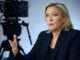 Zwischen Zapfsäule und politischem Kalkül: Marine Le Pen und die Instrumentalisierung der Energiepreise Marine-Le-Pen_TV-Kamera_Interview_Illustration