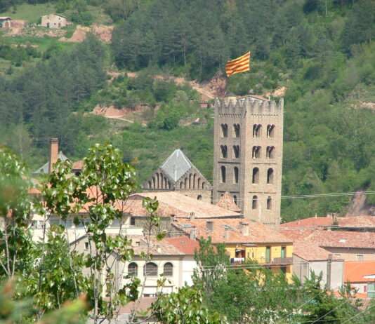 Frühling in den Ostpyrenäen: Zwischen Gipfeln, Klöstern und Meeresbrise Ripoll_belltower