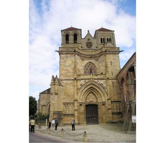 Frankreichs Seele entdecken: Eine Reise ins Herz des Allier Souvigny_Abteikirche_Westfassade_Wikipedia