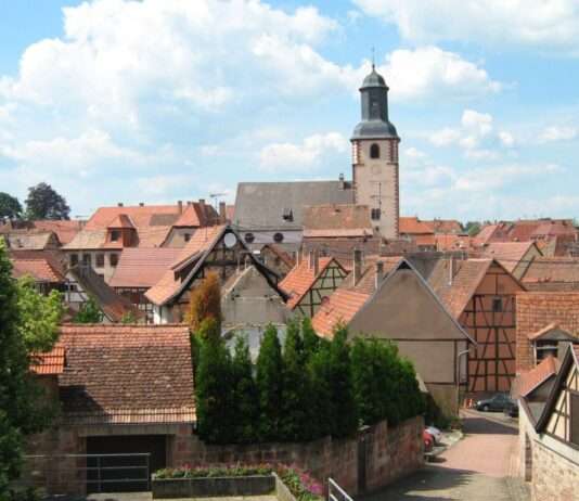Bouxwiller blüht auf: Wie eine kleine Stadt zur großen Alternative wird Toits_de_bouxwiller