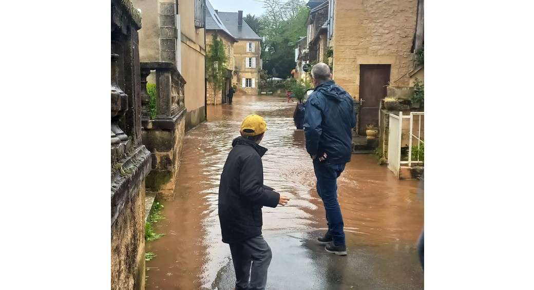 Wenn die Vézère über die Ufer tritt – Hochwasserchaos in der Dordogne. Deutsche Touristen in Gefahr.
