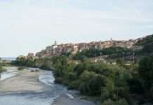 Zwischen Zitronen und Limoncello: Ein Tag auf dem Markt von Ventimiglia Ventimiglia_panorama_Wikipedia