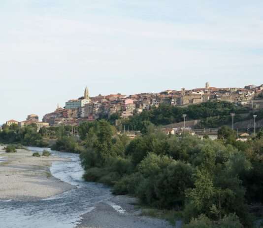 Zwischen Zitronen und Limoncello: Ein Tag auf dem Markt von Ventimiglia Ventimiglia_panorama_Wikipedia