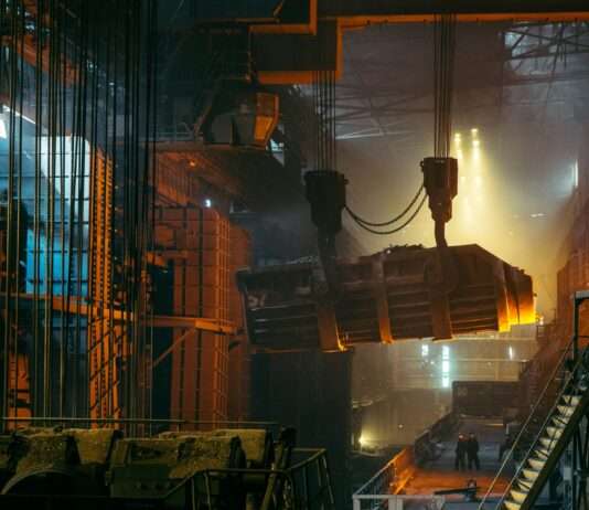 ArcelorMittal streicht 600 Stellen: Ein Beben für die französische Stahlindustrie Stahlwerk