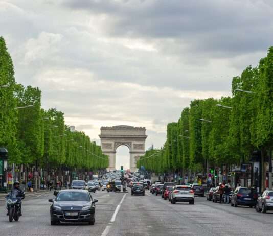 Panik auf den Champs-Élysées: Wie ein einfacher Böller Paris in Aufruhr versetzte Champs-Elysees