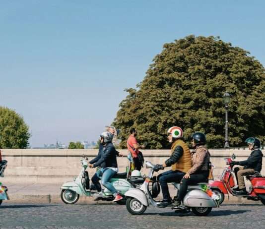 Mit der Mobylette durch Frankreich: Vintage-Roller erobern den Tourismus Slow_Tourism_Mobylettes