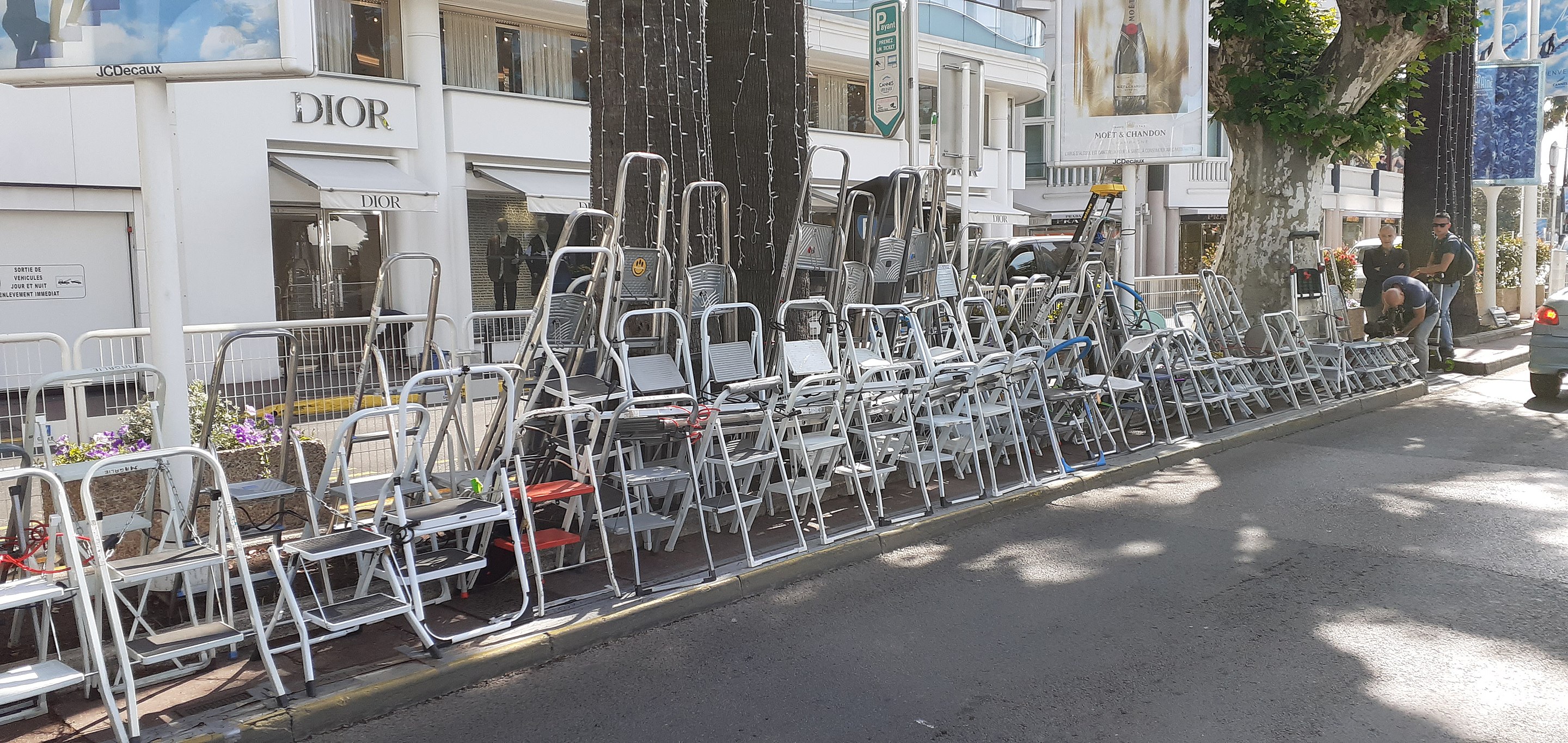 Die „Gang der Trittleitern“: Wie ein bunter Haufen Fans Cannes verzaubert