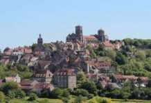 Vézelay – wo Himmel und Erde sich die Hand geben Village_de_Vézelay