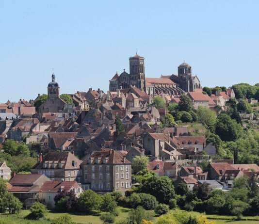 Vézelay – wo Himmel und Erde sich die Hand geben Village_de_Vézelay